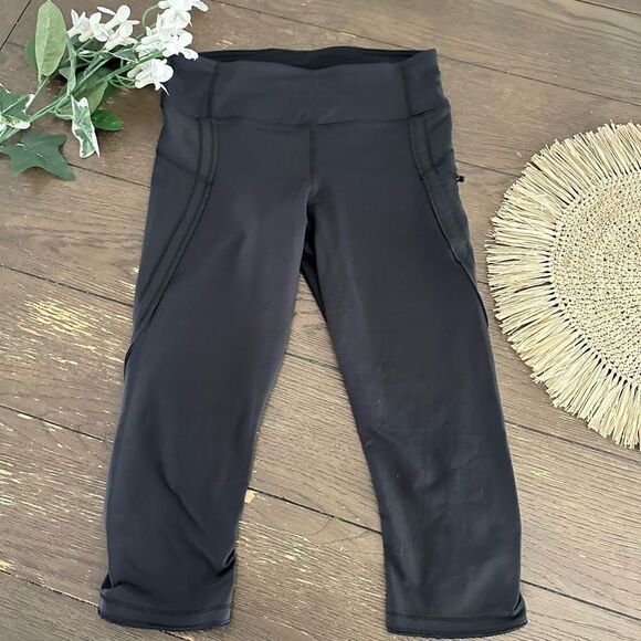 Lululemon Capris Leggings in Black size 4 ruched style on hems pockets - Picture 1 of 8